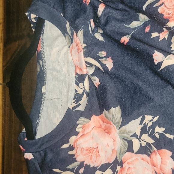 Short sleeved knee length Flowered Dress with pockets and small tie waist - Picture 4 of 6